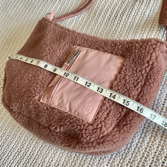 Free People Movement Slopes Sherpa Sling Bag Gem/Mauve Utility New No Tags - Picture 14 of 14